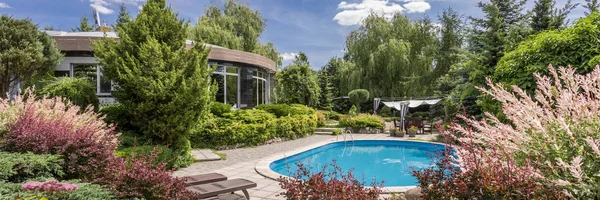 Ispirante giardino con piscina — Foto Stock