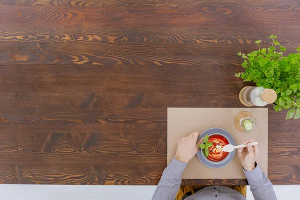 Man eten van een soep — Stockfoto