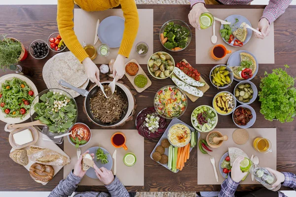 Famiglia mangia insieme — Foto Stock