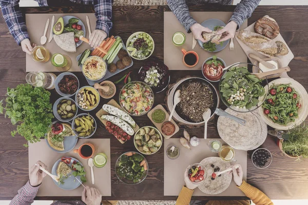 Вегетарианцы едят ужин — стоковое фото
