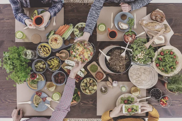 Collega geeft een salade — Stockfoto