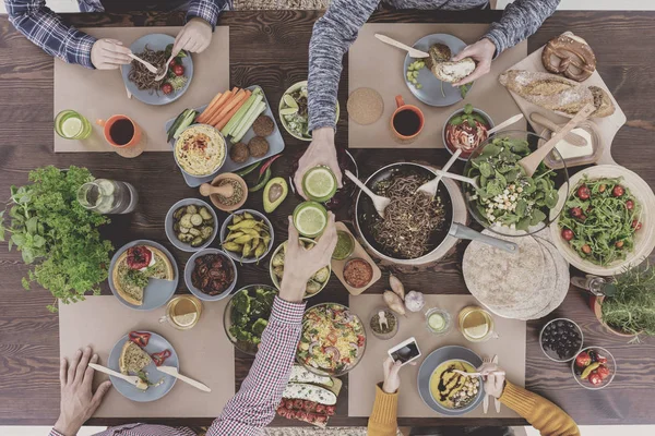 Dört kişi yemek yiyorsunuz