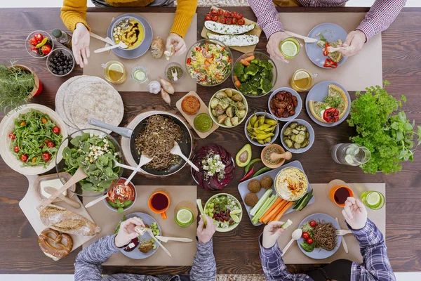 Konuşma sırasında akşam yemeği 