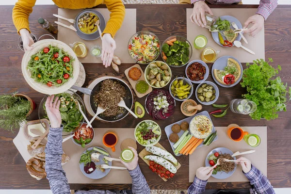 Freunde essen Bio-Mahlzeit — Stockfoto