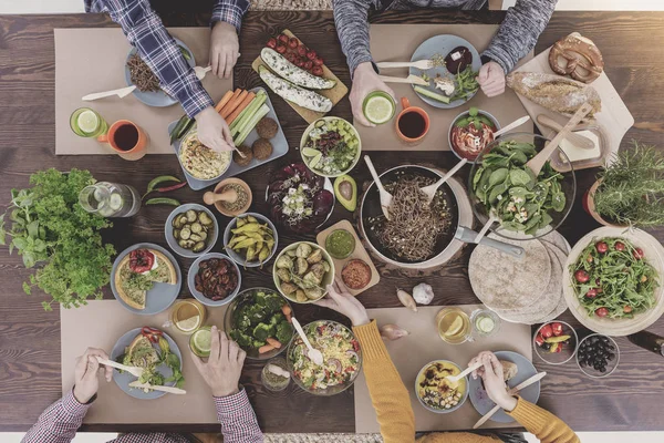 Vrienden bijeen in het restaurant — Stockfoto