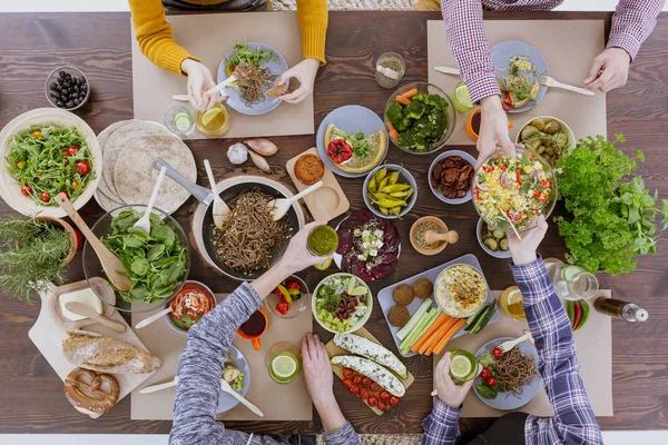 adam bir kokteyl içme