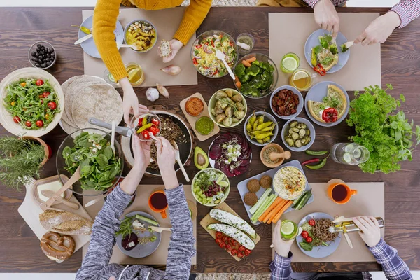 Aile yemek yiyor. — Stok fotoğraf