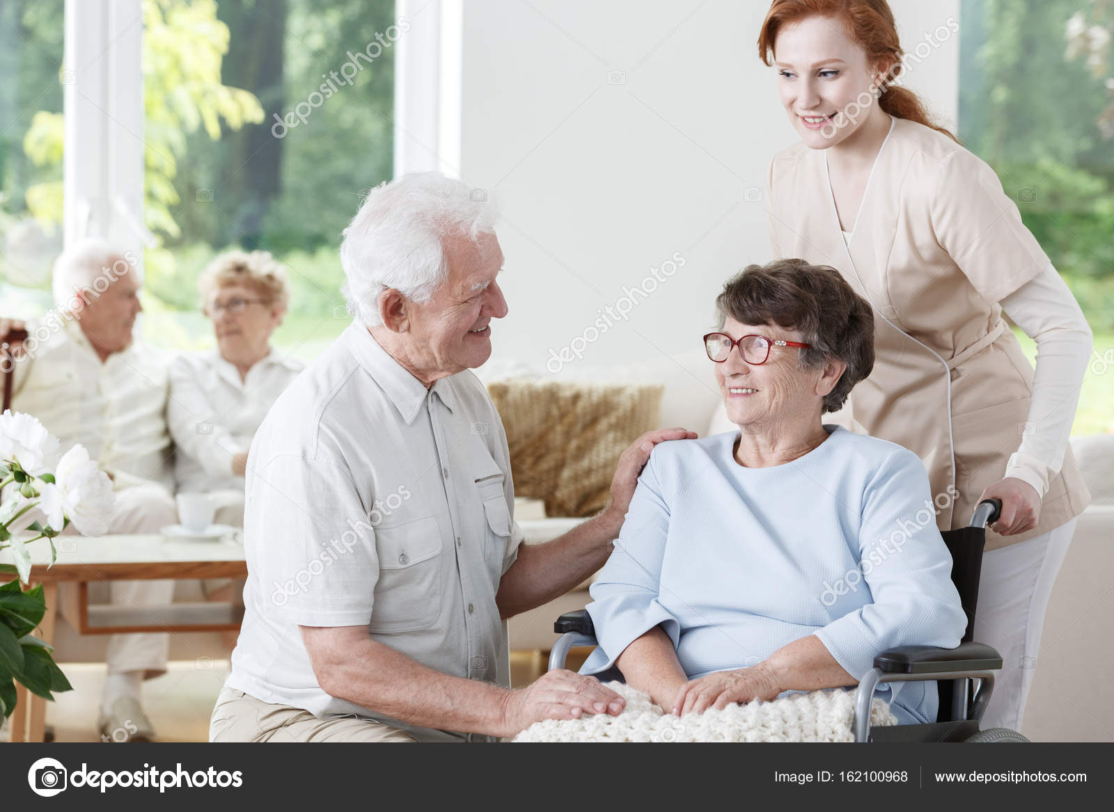 Пансионат для престарелых с деменцией. Старческая деменция. Пансионаты для слабовидящих пожилых. Сиделка для пожилого мужчины. Дом престарелых альцгеймер.