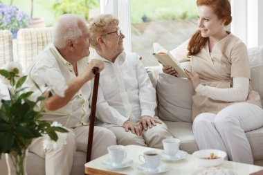 Güzel caregiver kitap okur