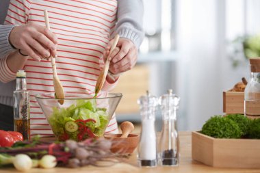 Birlikte salata karıştırma