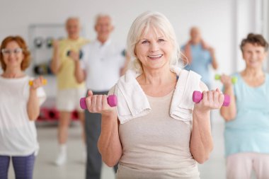 Büyükleri dumbbells ile