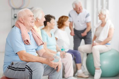 Arkadaşlar egzersiz sonra dinlenme