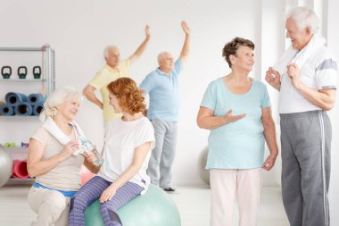 Yaşlılar için eğitmen bekliyor