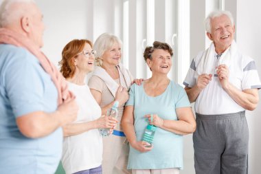 Büyükler düzeyinde ladies şişe tutan