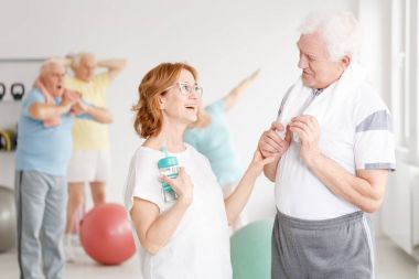 Spor salonundaki evli çift.