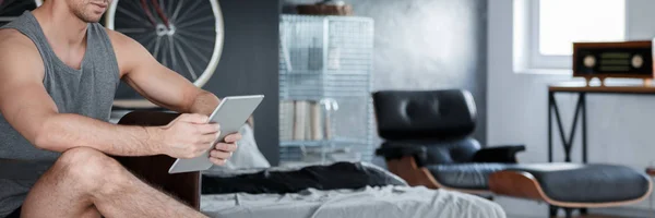 Hombre con una tableta — Foto de Stock