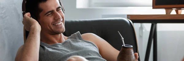 Hombre en su habitación — Foto de Stock