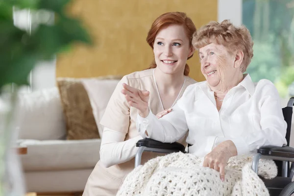 La donna anziana sta parlando con l'infermiera — Foto Stock