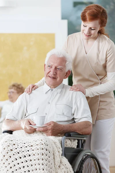 Sjuksköterska står nästa till äldre man — Stockfoto