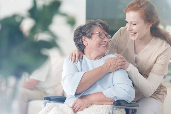 Paziente e caregiver trascorrere del tempo insieme — Foto Stock