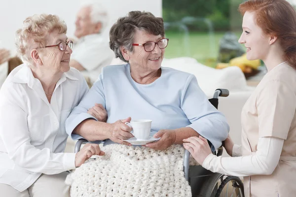 Hemşire ve üst düzey kadın iyi eğlenceler