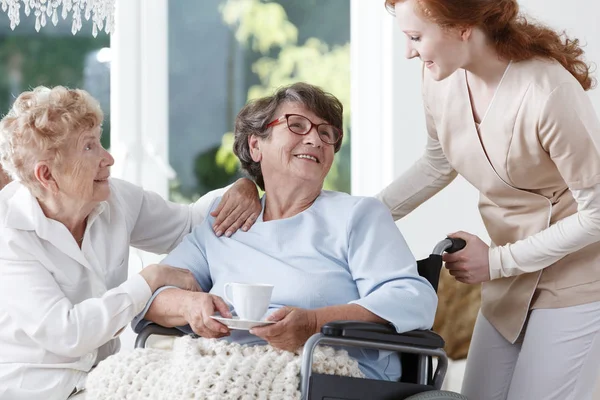 Verpleegkundige helpt senior vrouw — Stockfoto