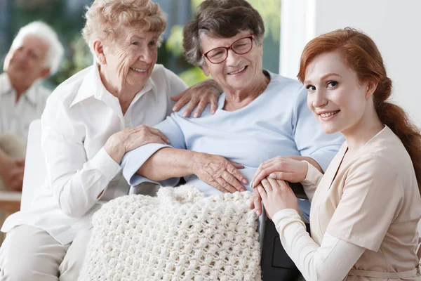 Dos mujeres mayores y una enfermera amigable — Foto de Stock