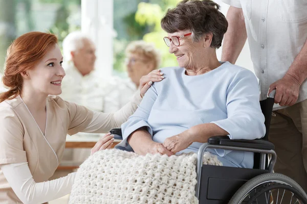 Mujer anciana sonriente en silla de ruedas — Foto de Stock