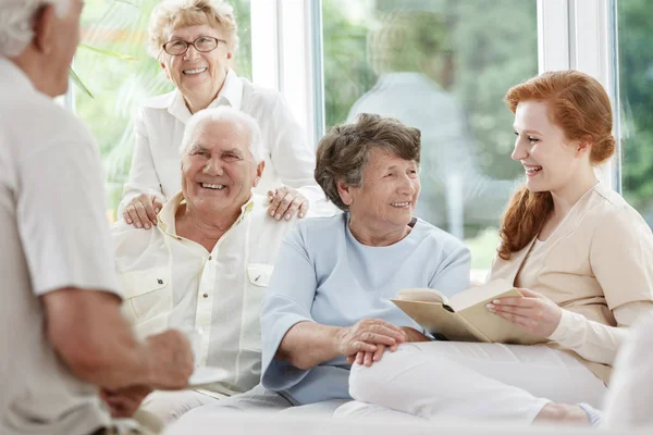 L'infirmière souriante tient le livre — Photo