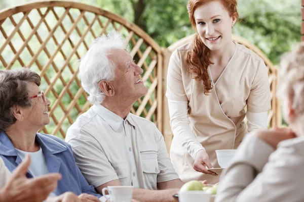 Vriendelijke verpleegster voldoet aan met patiënten — Stockfoto