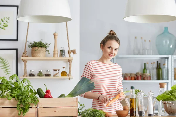 Mujer pelando zanahoria — Foto de Stock