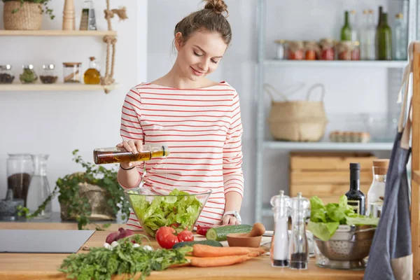 Olivenöl zum Salat hinzufügen — Stockfoto