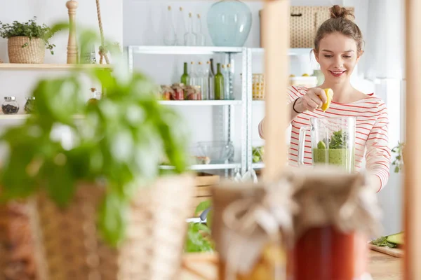 Preparação de um bom batido verde — Fotografia de Stock