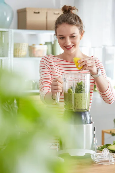 Mujer añadiendo jugo de limón — Foto de Stock