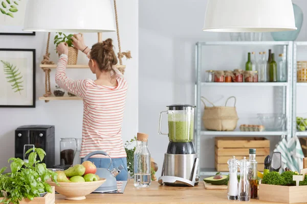 Mujer en la cocina — Foto de Stock