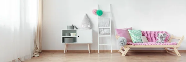 Dormitorio de diseño escandinavo amplio — Foto de Stock
