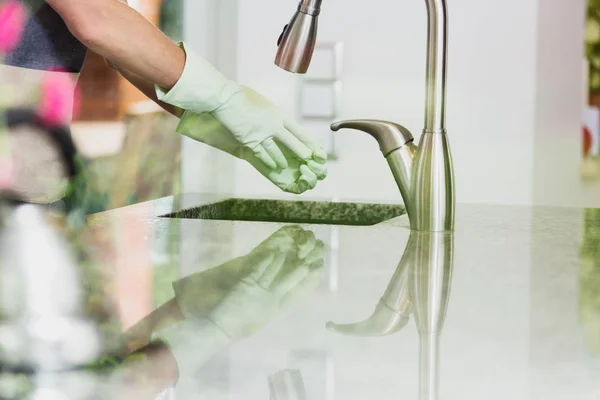 Vrouw verwijdert groene rubber handschoenen — Stockfoto