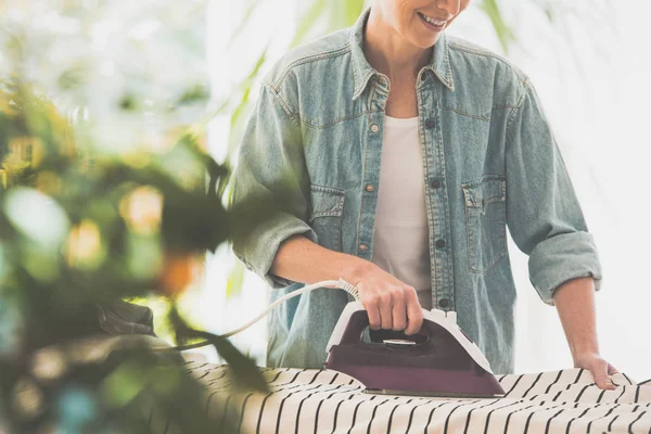 Huisvrouw is Strijkservice shirt — Stockfoto