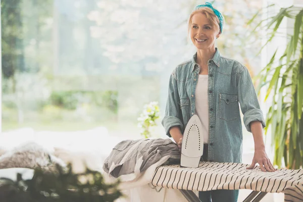 Woman is ironing clothes — Stock Photo, Image