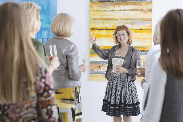 Artist presenting her painting — Stock Photo, Image