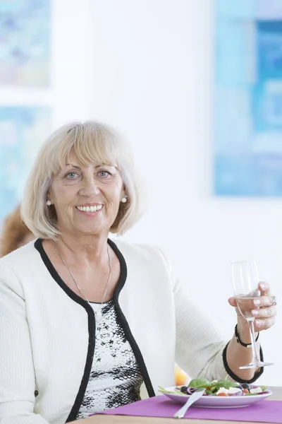 Señora sosteniendo un vaso — Foto de Stock