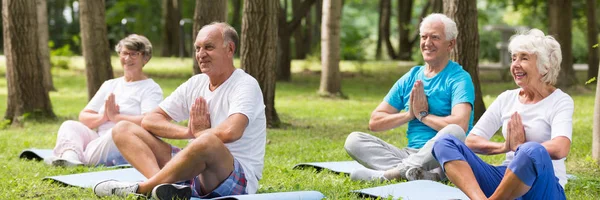 Yoga para personas mayores — Foto de Stock