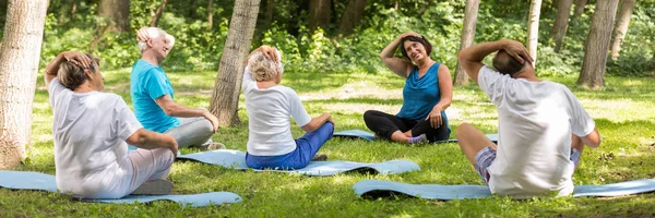 Yoga en alfombra de ejercicio — Foto de Stock