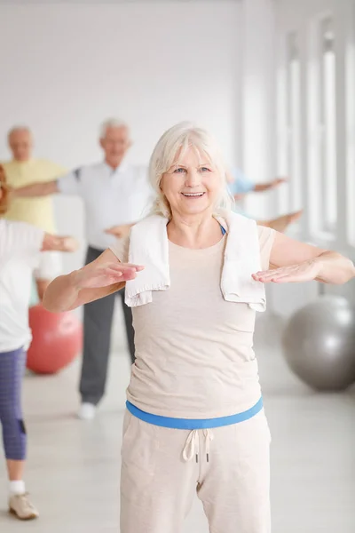 Ältere Dame im Fitnessstudio — Stockfoto