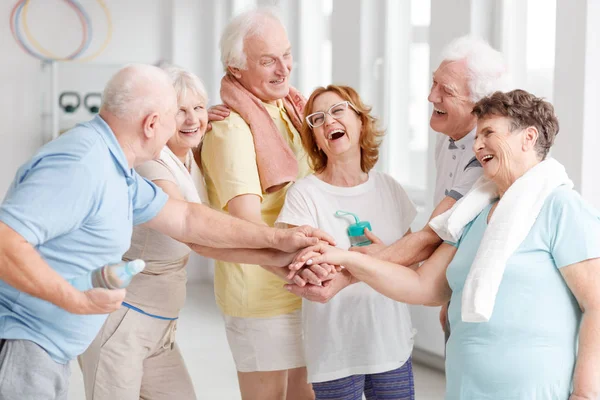 Anciãos rindo antes de aulas de ioga — Fotografia de Stock
