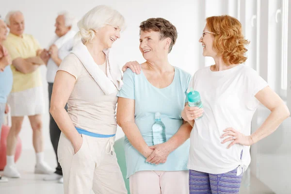 Mujeres hablando después de entrenar —  Fotos de Stock