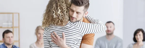 Paar knuffelen tijdens therapie — Stockfoto