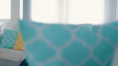 Turkuaz ve sarı yastık