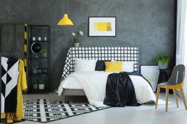 Siyah küre ile öğrencinin yatak odası