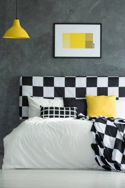 Siyah, beyaz ve sarı yastık